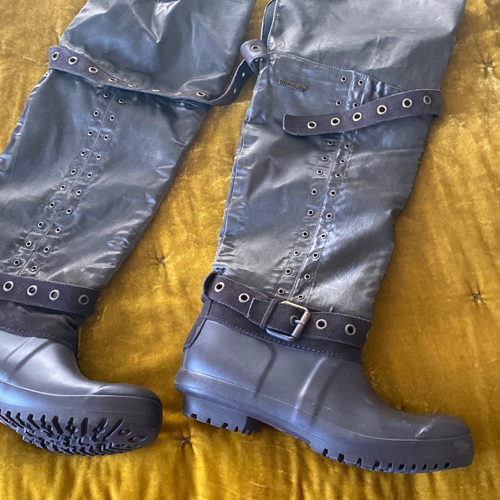 Met rain boots